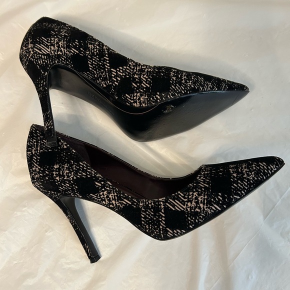 BCBGeneration black &‎ tan velvet heels. Size 8M. Like new in great condition. - Picture 6 of 10